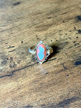 Vintage 1970’s Avon Gold Tone & Red Cameo Ring (Size 6)
